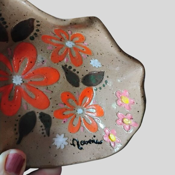 Hand-Painted Flower Ceramic Trinket Dish Signed Naomi Cottage Studio Art Pottery - Picture 5 of 6